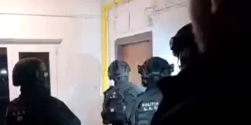 Tânăr din Hunedoara, reținut pentru incitare la ură și violență SURSĂ Poliția Română mp4 thumbnail png