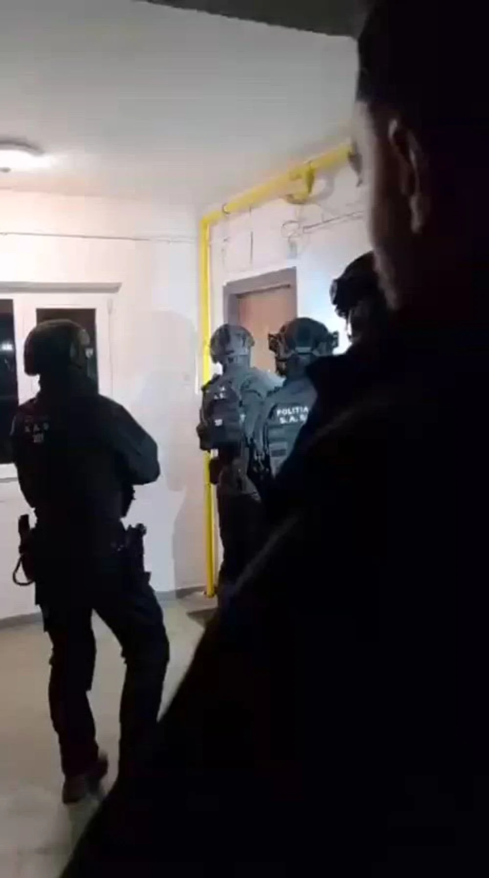 Tânăr reținut pentru incitare la ură și violență împotriva evreilor, după ce a publicat materiale cu conținut extremist. Ce au găsit polițiștii în locuința sa