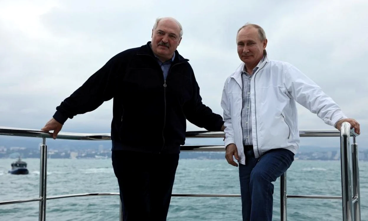 Aleksandr Lukasenko primit de Vladimir Putin la bordul unui iaht in largul Soci FOTO EPA-EFE