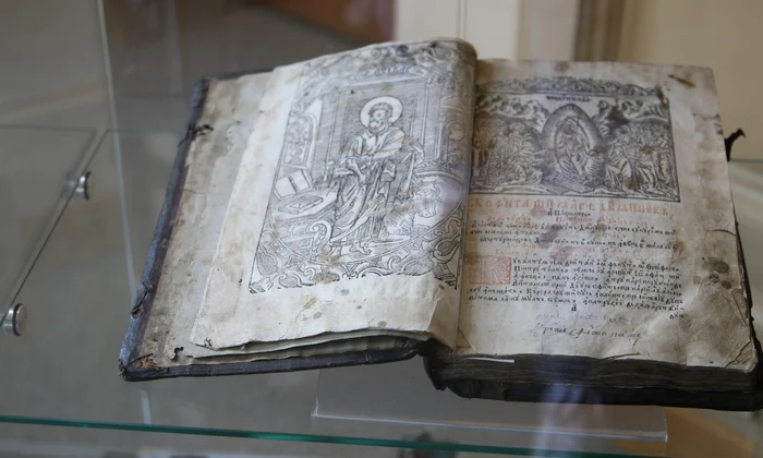 Vernisajul expoziției „Carte românească tipărită în timpul păstoriei Sfântului Ierarh Martir Neofit Cretanul” (foto: Biblioteca Centrală Universitară Carol I)
