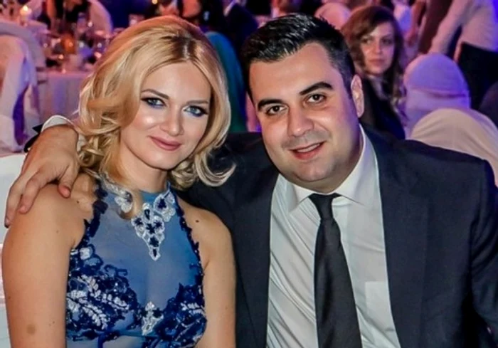 Matei, alături de verișoara lui, Anisia, tare mândru de tortul său