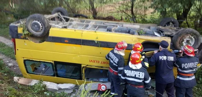 Microbiuzul şcolar s-a răsturnat în şanţ. FOTO: IPJ Hunedoara.