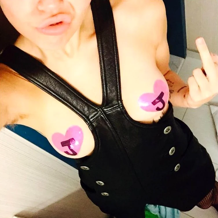 
    Miley Cyrus face tot posibilul să se dezbrace cât mai des și să șocheze prin atitudinea eifoto: Instagram  