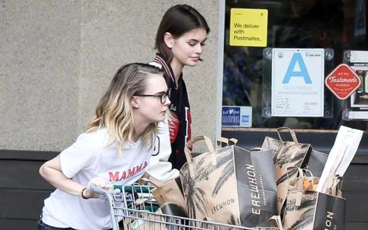 Cara Delevingne a ieşit la cumpărături cu prietenele ei FOTO Profimedia