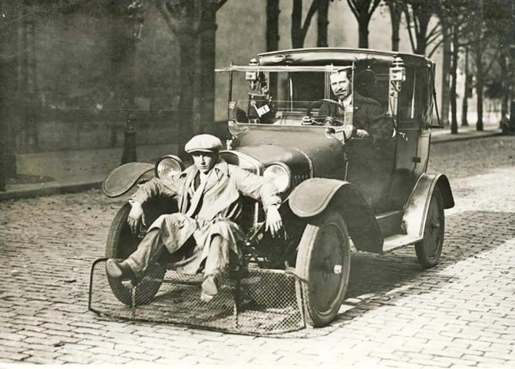 Franţa. Scaunul pentru pietonii beţivi a fost popular în Parisul anului 1924