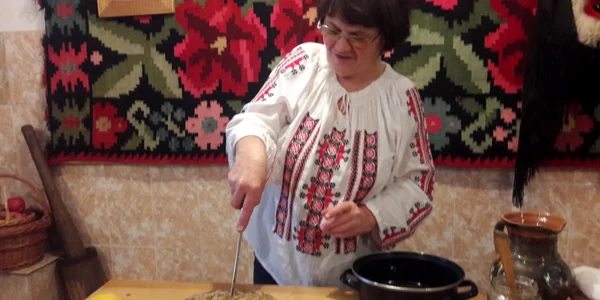 Julfa - tortul ţăranului moldovean - meşterul popular Maricel şi Sonia Apalaghiei din Hulub Botoşani Foto Cosmin Zamfirache