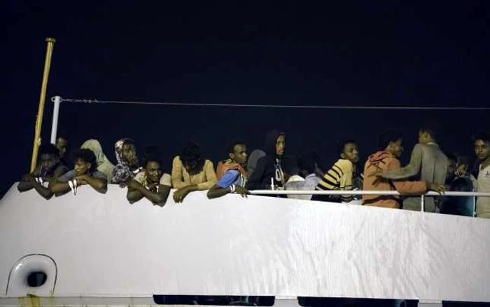Migranţi salvaţi din Mediterană Foto: EPA/EFE