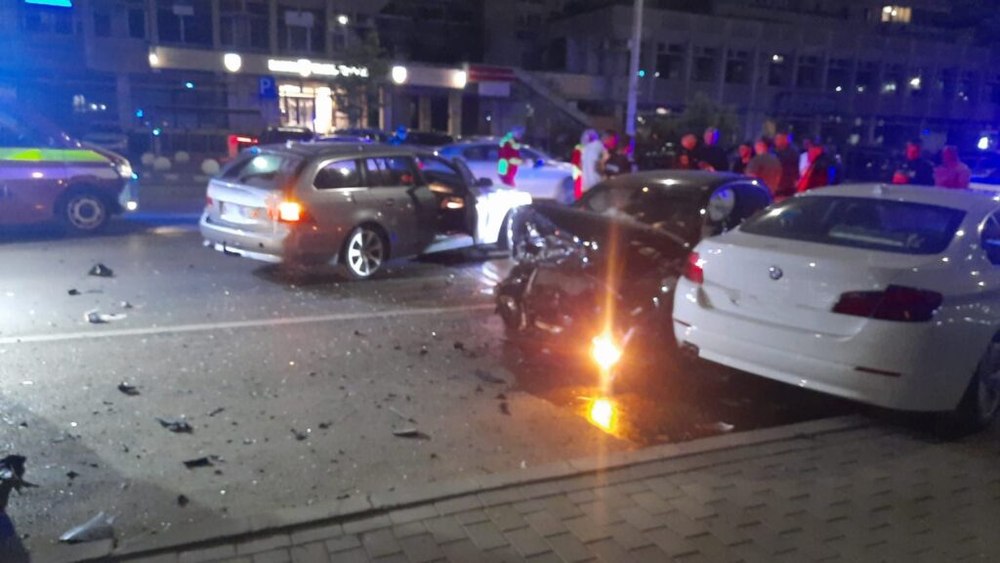 Accident în lanț cu trei BMW-uri în centrul Iașiului. Patru persoane au ajuns la spital