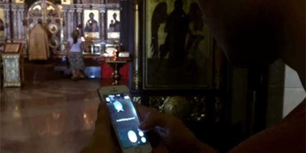 Un tanar din Rusia joaca Pokemon Go in biserica FOTO Captura YouTube