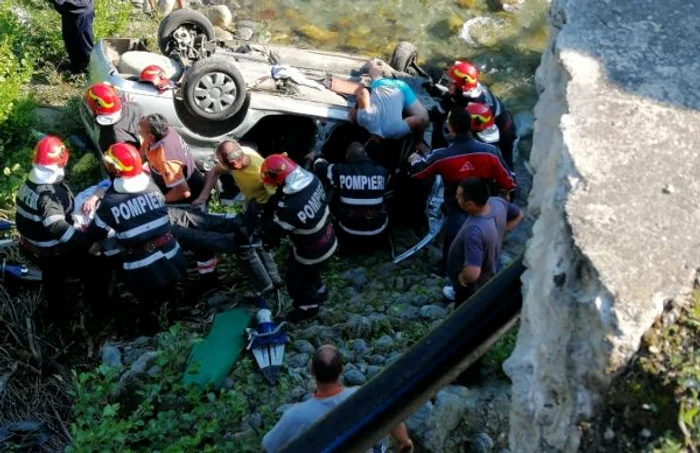 Maşina a căzut de la o înălţime de cinci metri
