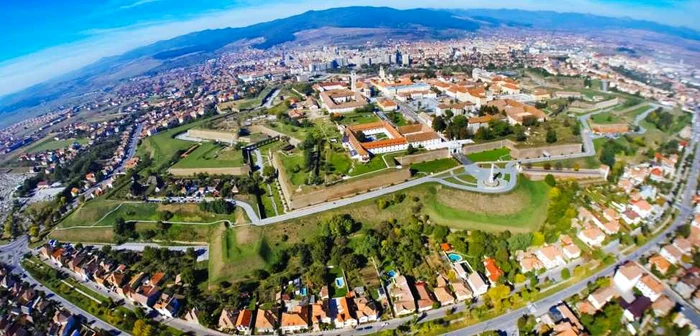 Imagine aeriană a oraşului Alba Iulia cu Cetatea Alba Carolina