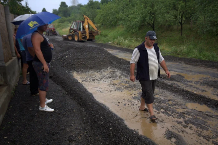 Utilajele primăriei au fost folosite la debarasarea pietrişului adus de scurgerile de pe versanţi. FOTO: Daniel Guţă. ADEVĂRUL.