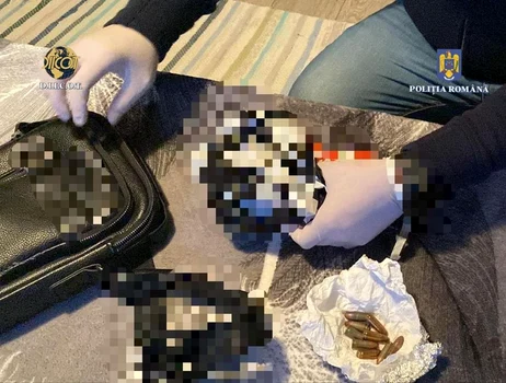 La percheziții, oamenii legii au găsit arme, droguri și bani. FOTO IPJ Dâmbovița