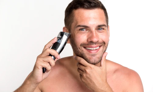 barbat se tunde cu aparat tuns de sarbatori 2148213370 jpg