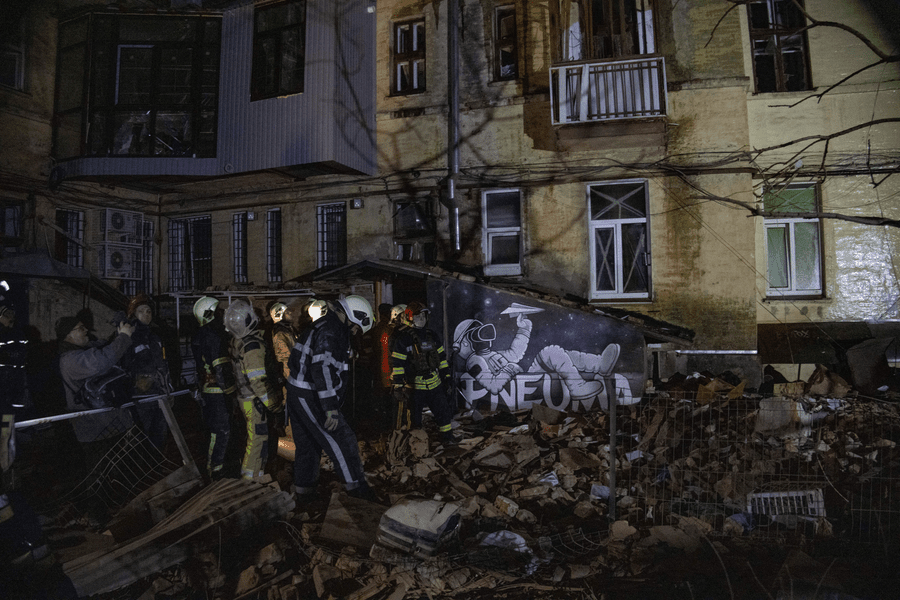 O rachetă rusească a lovit un bloc din Harkov. Un mort și trei răniți