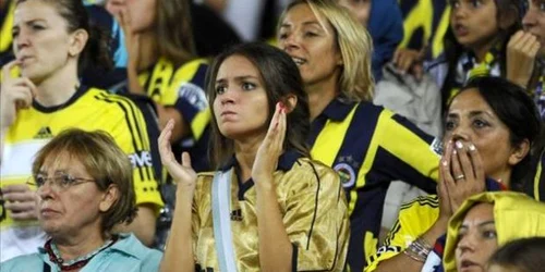 La Fenerbahce, suporterele au trăit meciul la intensitate maximă. Arhivă Adevărul
