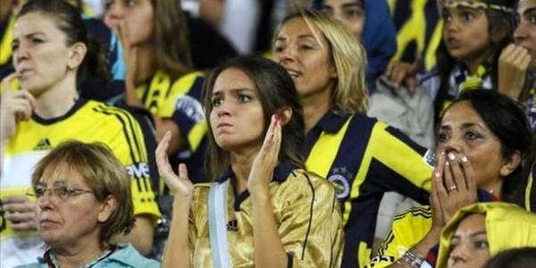 La Fenerbahce, suporterele au trăit meciul la intensitate maximă. Arhivă Adevărul