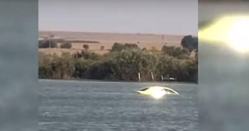 Un autoturism a ajuns în lacul Corbu pentru că proprietarul nu a tras frâna de mână VIDEO 