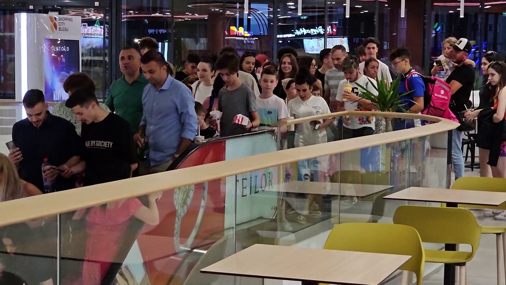 Sute de persoane au fugit panicate dintr-un mall buzoian, cu o oră înainte de închidere. Pompierii au descoperit cauza VIDEO 