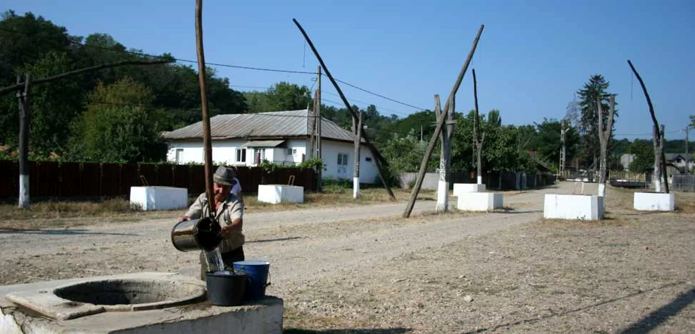 Apa din fântâni este limpede şi bună