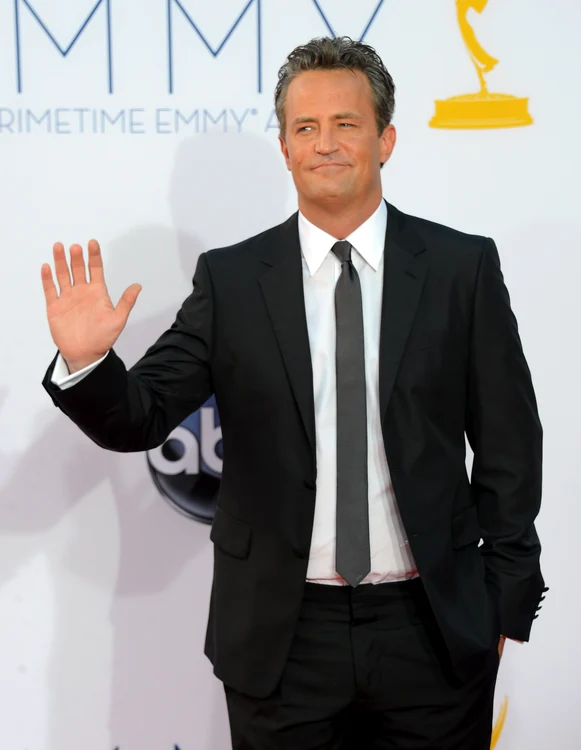Matthew Perry îmbrăcat în costum, la un eveniment