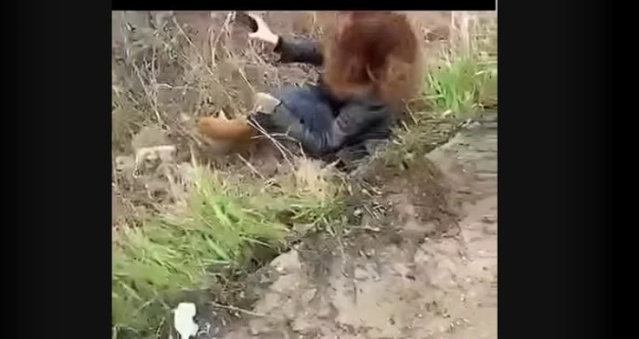 Femeia a sărit din mașină. Captură video YouTube Ziarul de Iași