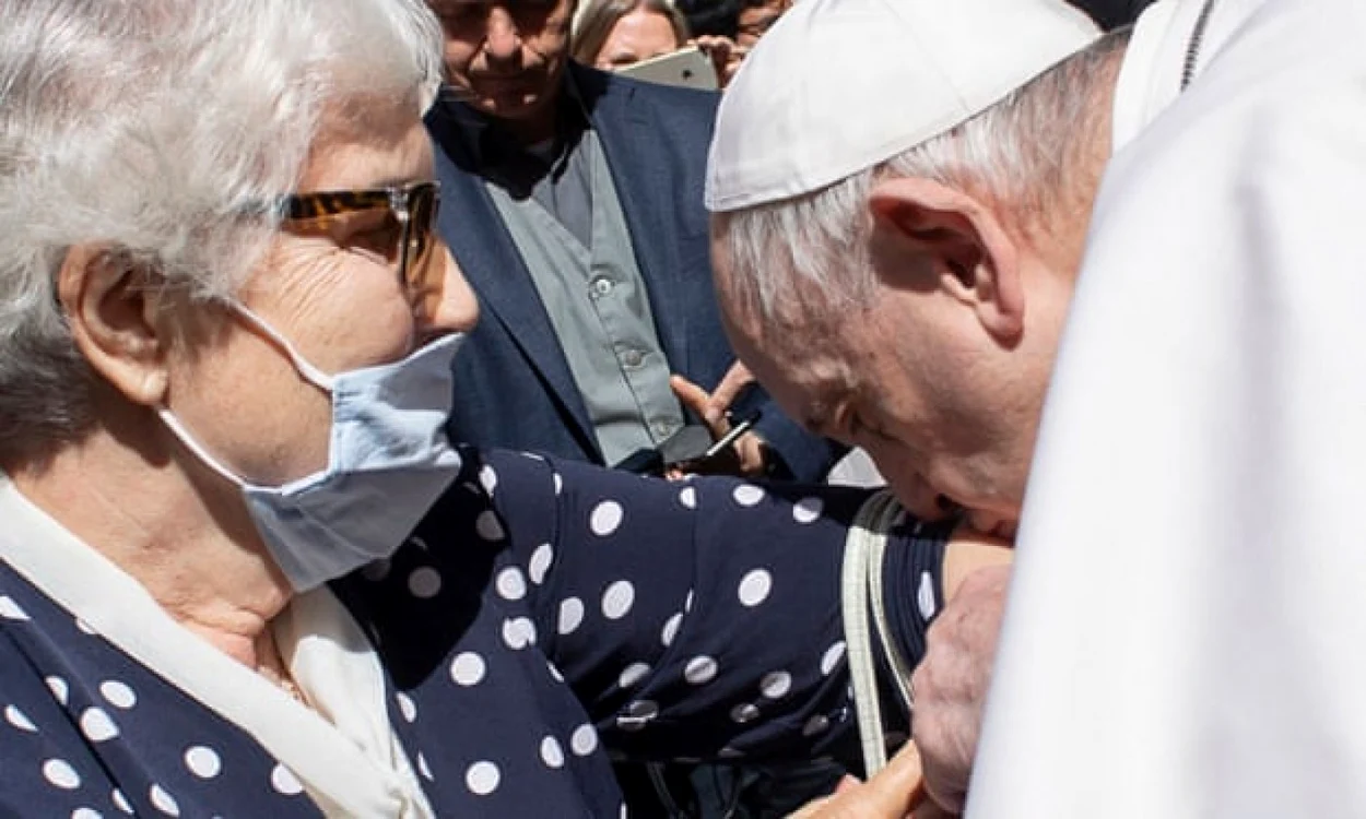 Papa Francisc sărutând tatuajul unei supravieţuitoare a Holocaustului FOTO Vatican Media/AFP/Getty I