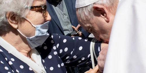 Papa Francisc sărutând tatuajul unei supravieţuitoare a Holocaustului FOTO Vatican Media/AFP/Getty Images