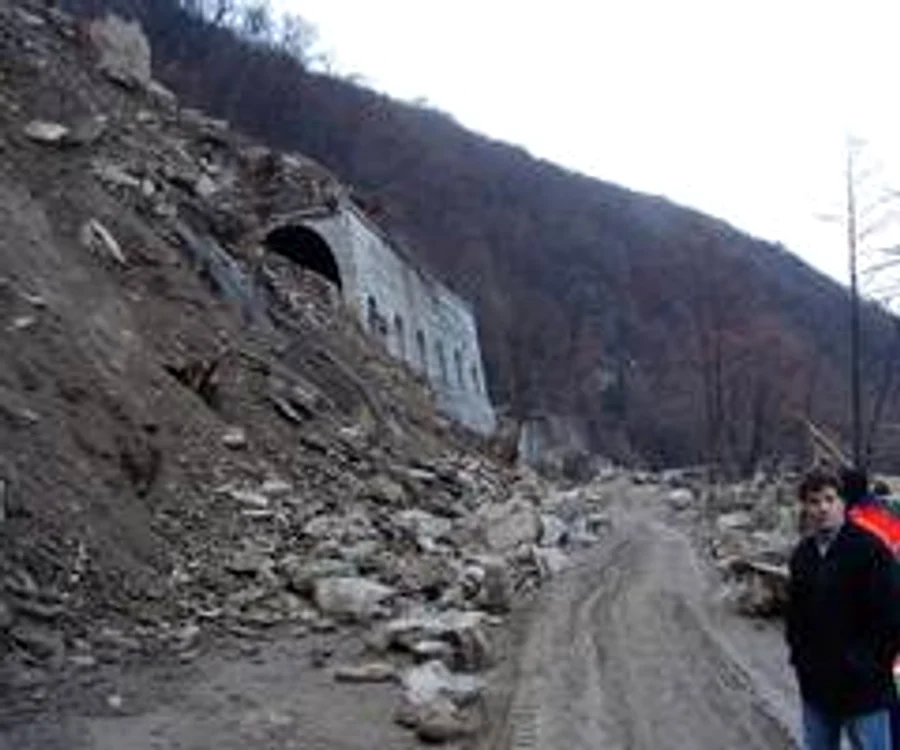 Specialiștii speră să îndepărteze în cursul zilei de luni toate pietrele care blochează DN 57