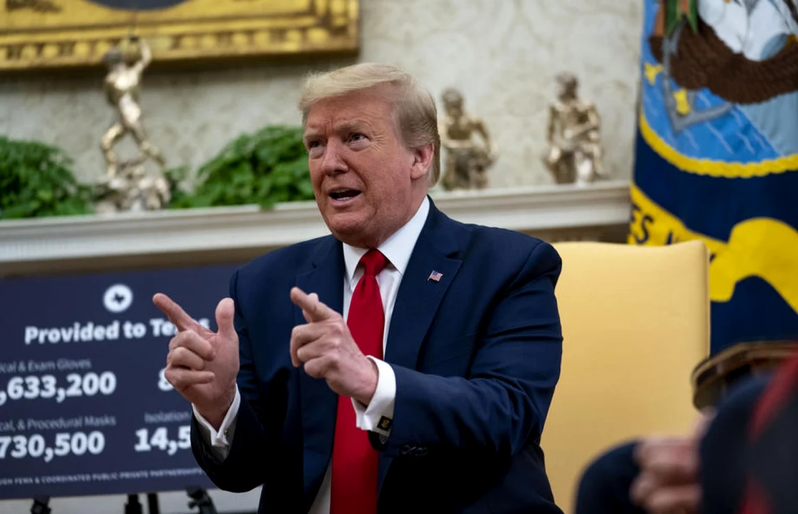 Consilierii electorali l-au avertizat pe preşedintele american Donald Trump că pierde teren în faţa lui Joe Biden, candidatul Partidului Democrat pentru scrutinul prezidenţial din noiembrie. FOTO EPA-EFE