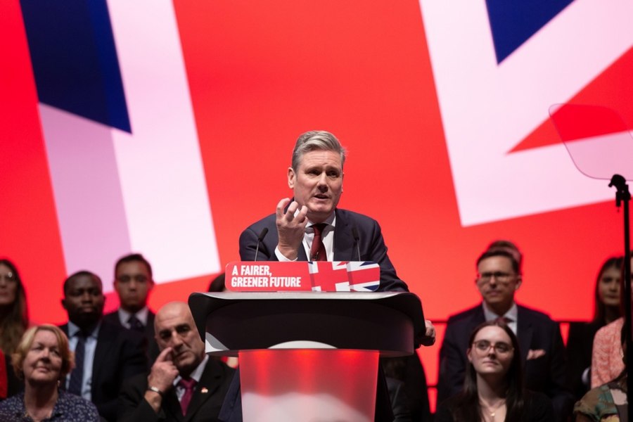 În timp ce Europa virează la dreapta, în Marea Britanie câștigă zdrobitor un partid de centru-stânga. Cum se explică acest fenomen