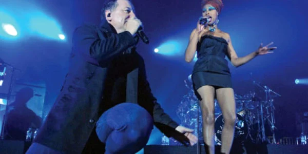 Solistul Jim Kerr şi cântăreaţa care l-a acompaniat 