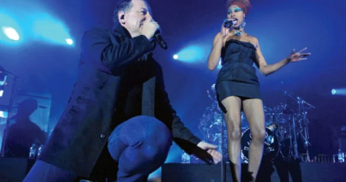 Solistul Jim Kerr şi cântăreaţa care l-a acompaniat