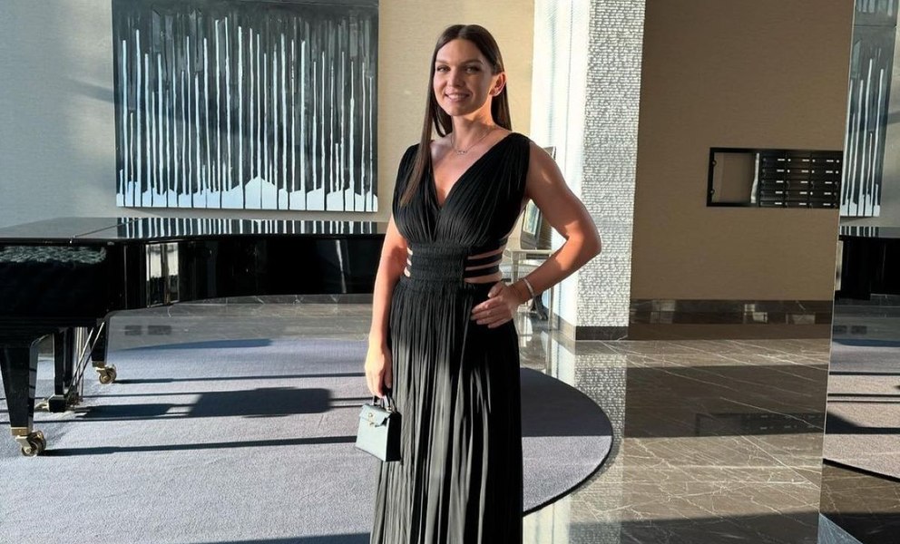Cât costă ținuta purtată de Simona Halep la nunta lui Ianis și Elena Hagi. Rochie neagră, cu un decupaj provocator