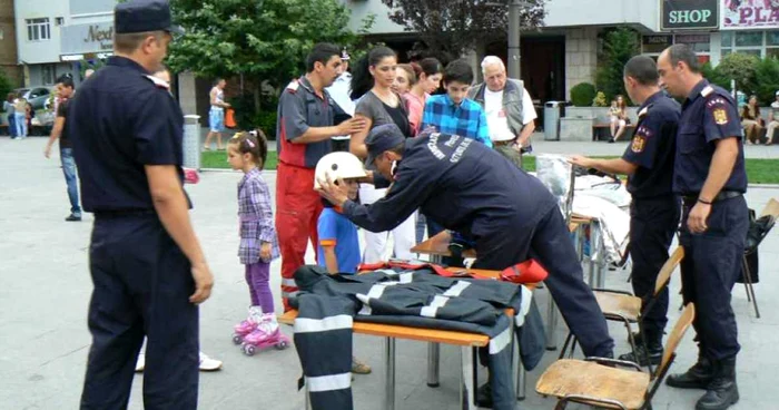 Copiii au fost cei mai entuziasmaţi de prezenţa pompierilor pe esplanada din centrul Slatinei...