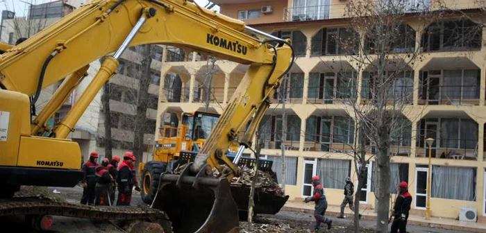 Începe demolarea hotelului „Histria“!