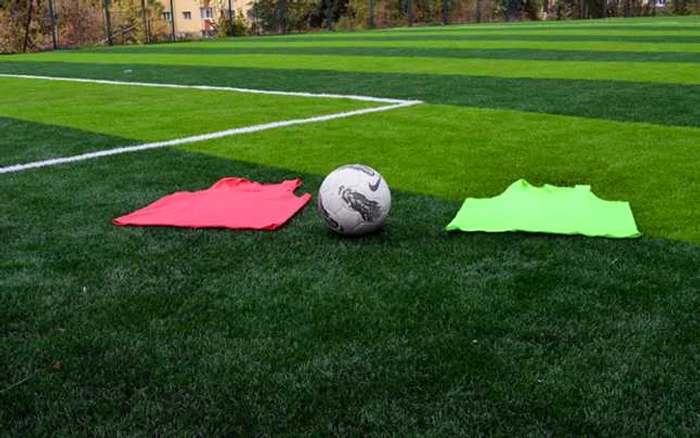 Terenul de fotbal va avea o suprafaţă de joc sintetică, de dimensiuni normale FOTO: Arhivă