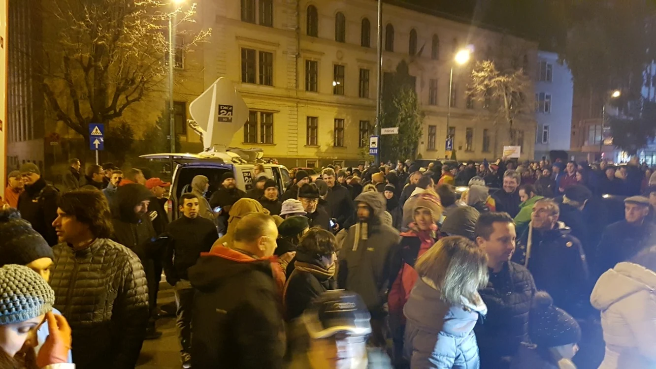 Oamenii protestează pentru a treia duminică la rând