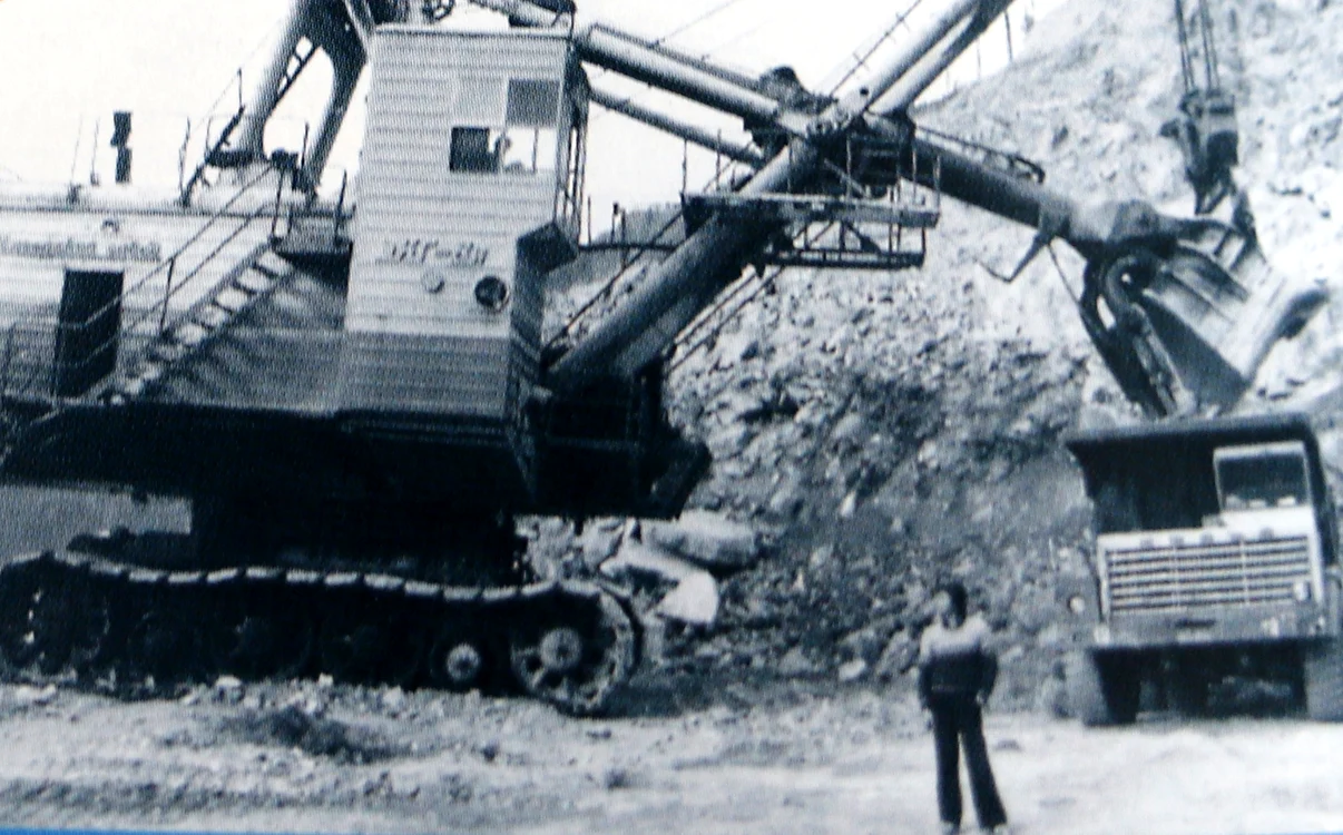 Imagini de pe șantier. Sursa: Volumul „Hidroconstrucția – Sucursala Râul Mare Retezat” (2013)