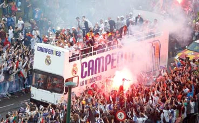Fotbaliştii Realului au fost aşteptaţi de fani pe străzile din Madrid