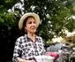 Irina Loghin culege an de an lavandă sau levănțică, 