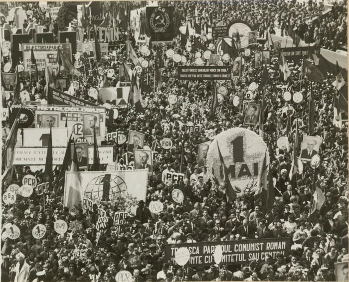 La manifestaţiile de 1 Mai din capitală veneau muncitori din toată ţara. FOTO:fonoteca online a comunismului.