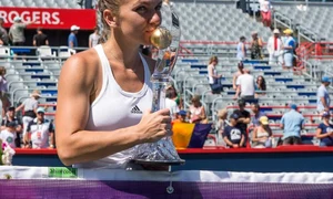 Simona Halep cu trofeul cucerit in Canada, la Montreal jpeg