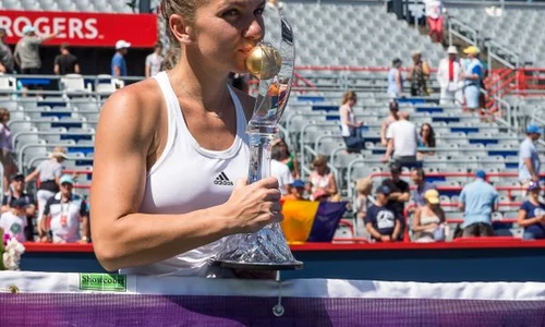 Simona Halep cu trofeul cucerit in Canada, la Montreal jpeg
