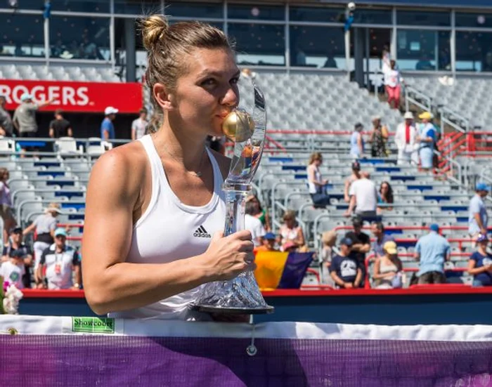Simona Halep cu trofeul cucerit in Canada, la Montreal