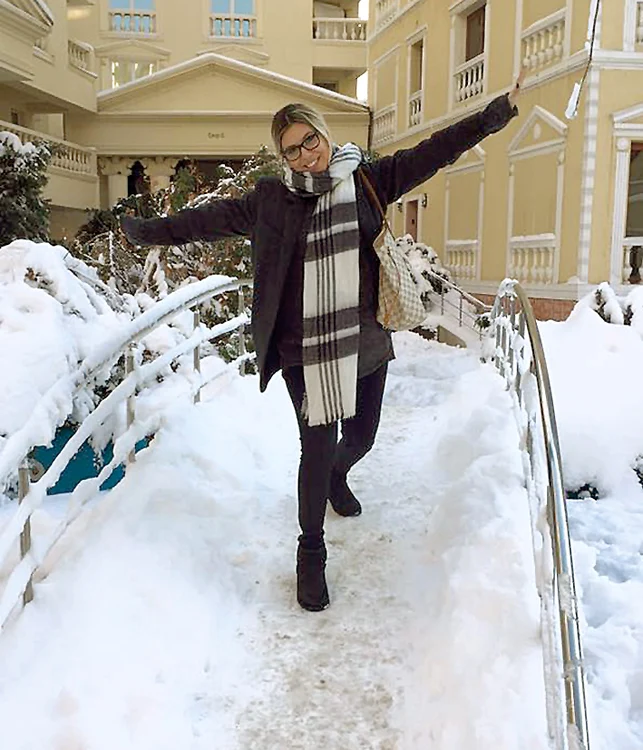 Sore nu ține cont că e gravidă și s-a aventurat pe derdeluș