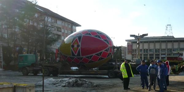 "Oul lui Flutur" este luat din centru de o echipă de muncitori