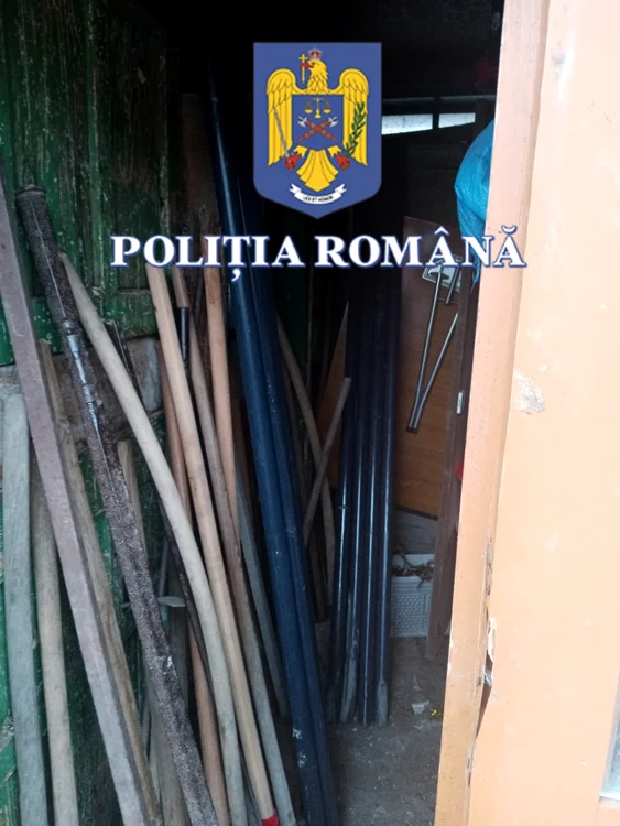 Polițiștii au percheziționat locuința bărbatului. FOTO IPJ Mehedinți