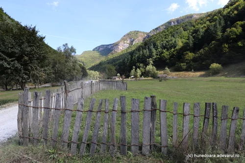 Valea Streiului din Munții Șureanu și Cascada Șipote Foto Daniel Guță ADEVĂRUL (7) JPG