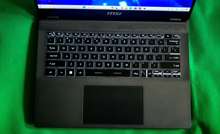 MSI Prestige 14 AI Studio tastatură și touchpad.